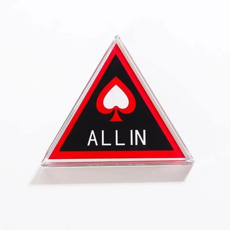 כפתור ה־ALL IN המשולש עומד על משטח לבן